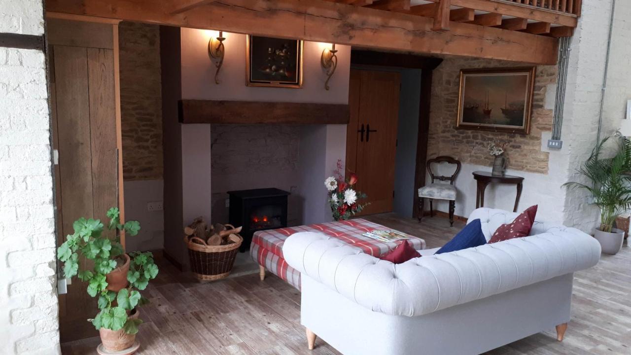 The Byre North End Farm Panzió Ashton Keynes Kültér fotó